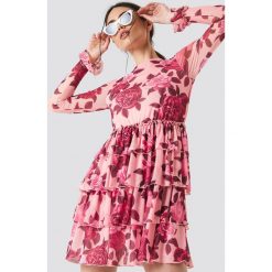 NA-KD Boho Siateczkowa sukienka z falbaną - Pink,Multicolor. Różowe sukienki damskie marki NA-KD Boho, bez wzorów, boho, z okrągłym kołnierzem, z długim rękawem, długie, maxi. W wyprzedaży za 81,18 zł.