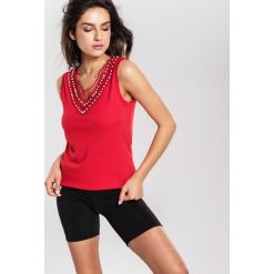 Czerwony Top Life Guard. Czerwone bluzki damskie Renee, s, z aplikacjami, eleganckie, z klasycznym kołnierzykiem, bez rękawów. Za 49,99 zł.