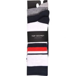SKARPETKI MĘSKIE. Czerwone skarpetki męskie Top Secret, w paski, z dzianiny. Za 29,99 zł.