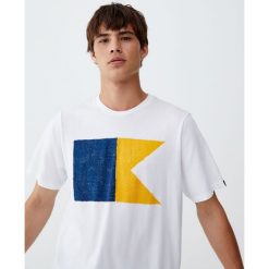 Koszulka z żeglarską flagą. Białe koszulki męskie marki Pull&Bear, m, bez wzorów, bez kołnierzyka, z krótkim rękawem, krótkie. Za 49,90 zł.