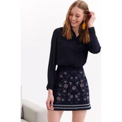 LUŹNA KOSZULA Z APLIKACJĄ. Szare koszule damskie Top Secret, na lato, z aplikacjami, z tkaniny, eleganckie, bez kołnierzyka, z długim rękawem. W wyprzedaży za 39,99 zł.