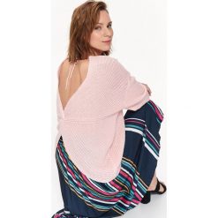 Sweter damski z dekoltem na plecach. Różowe swetry damskie Top Secret, na lato, bez wzorów, z dzianiny, bez rękawów, bez kaptura. W wyprzedaży za 79,99 zł.