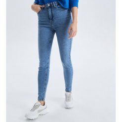 Jeansy High Waist - Niebieski. Niebieskie jeansy damskie Cropp, bez wzorów, z jeansu, z podwyższonym stanem. Za 119,99 zł.