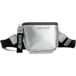 Saszetka nerka TOMMY JEANS - Tjw Femme Pu Mi Bumbag Metallic AW0AW07572 0K4. Szare nerki damskie Tommy Jeans, bez wzorów, z jeansu, młodzieżowe, bez dodatków. Za 359,00 zł.