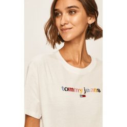 Tommy Jeans - T-shirt. Białe bluzki damskie Tommy Jeans, s, z aplikacjami, z bawełny, z okrągłym kołnierzem, z krótkim rękawem. Za 179,90 zł.