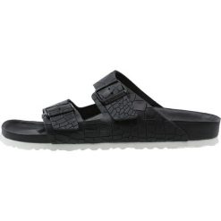 Birkenstock ARIZONA Klapki black. Czarne klapki damskie Birkenstock, z materiału. W wyprzedaży za 601,30 zł.