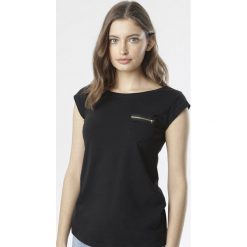 Czarny T-shirt Theva. Czarne bluzki damskie Born2be, s, bez wzorów, z okrągłym kołnierzem. Za 54,99 zł.