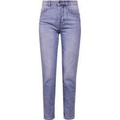 J.LINDEBERG STUDY SHARP Jeansy Relaxed Fit light blue. Niebieskie jeansy damskie marki J.LINDEBERG, bez wzorów, z bawełny. W wyprzedaży za 471,20 zł.