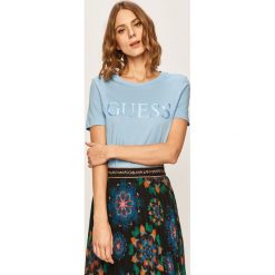 Guess Jeans - T-shirt. Niebieskie bluzki damskie Guess Jeans, s, z nadrukiem, z bawełny, z okrągłym kołnierzem. W wyprzedaży za 119,90 zł.