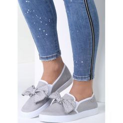 Szare Slip On Friends. Szare trampki damskie slip on marki vices, w kropki. Za 59,99 zł.