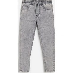 Jeansy carrot fit - Jasny szary. Szare jeansy męskie Reserved, bez wzorów. Za 69,99 zł.