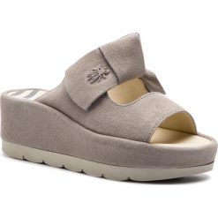 Klapki FLY LONDON - Badefly P500954004 Concrete. Szare klapki damskie Fly London, z aplikacjami, ze skóry, bez obcasa, na obcasie. W wyprzedaży za 349,00 zł.