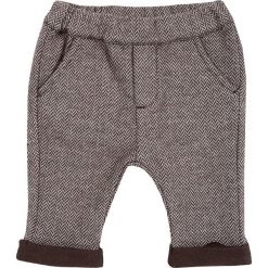 Spodnie w kolorze brązowym. Brązowe spodnie niemowlęce marki Chicco, z aplikacjami. W wyprzedaży za 67,95 zł.