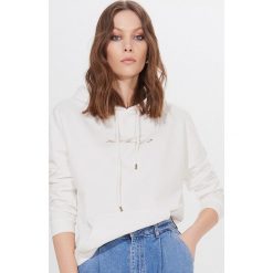 Bawełniana bluza z kapturem - Kremowy. Białe bluzy damskie Mohito, xl, bez wzorów, z bawełny, bez rękawów, z kapturem. W wyprzedaży za 49,99 zł.