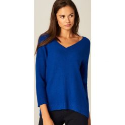 Sweter z dekoltem w szpic - Niebieski. Niebieskie swetry klasyczne damskie Mohito, l. Za 89,99 zł.