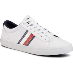 Tenisówki TOMMY HILFIGER - Essential Stripes Detail Sneaker FM0FM02685 White YBS. Białe półbuty męskie TOMMY HILFIGER, na co dzień, bez wzorów, z gumy, eleganckie, bez zapięcia. Za 299,00 zł.