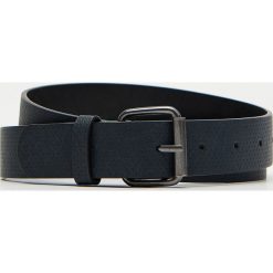 Pasek z metalową klamrą - Granatowy. Niebieskie paski męskie Sinsay, w paski. Za 14,99 zł.