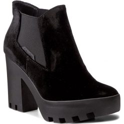 Botki CALVIN KLEIN JEANS - Sandy Velvet R0590 Black. Czarne botki damskie na obcasie Calvin Klein Jeans, z jeansu. W wyprzedaży za 289,00 zł.