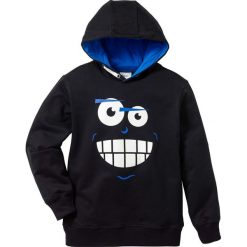 Bluza z kapturem bonprix czarny. Czarne bluzy chłopięce bonprix, z nadrukiem, bez rękawów, z kapturem. Za 54,99 zł.