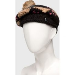 Answear - Czapka. Czarne czapki damskie marki ANSWEAR, na zimę, z dzianiny. W wyprzedaży za 39,90 zł.