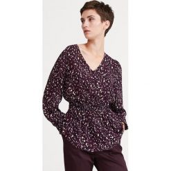 Wzorzysta bluzka - Fioletowy. Fioletowe bluzki damskie Reserved, bez wzorów, bez kołnierzyka, bez rękawów. W wyprzedaży za 39,99 zł.