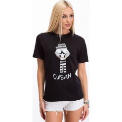 Czarny t-shirt z aplikacją 3420. Czarne t-shirty damskie marki Fasardi, z aplikacjami. Za 19,90 zł.