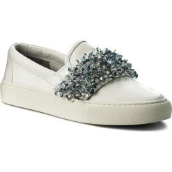 Tenisówki TORY BURCH - Logan Slip-On Sneaker 46930 Snow White/Gray Blue 137. Białe półbuty damskie Tory Burch, z aplikacjami, ze skóry, bez zapięcia. W wyprzedaży za 669,00 zł.