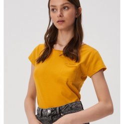 Koszulka basic z kieszenią - Żółty. Żółte koszulki damskie Sinsay, s, bez wzorów, bez kołnierzyka. Za 14,99 zł.