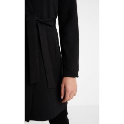 Płaszcze damskie pastelowe: ONLY ONLKAYLA ENA WRAP Krótki płaszcz black