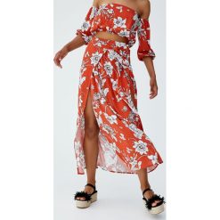 Wzorzysta spódnica maxi z rozcięciami. Pomarańczowe spódniczki damskie marki Pull&Bear, bez wzorów, maxi. Za 75,90 zł.