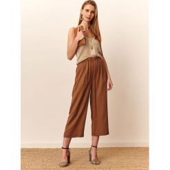 Spodnie typu culotte w modnym kolorze. Brązowe spodnie damskie Top Secret, z tkaniny. W wyprzedaży za 79,99 zł.