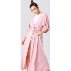 NA-KD Boho Sukienka z wiązanym rękawem - Pink. Różowe sukienki damskie marki NA-KD Boho, bez wzorów, z wiskozy, boho, bez kołnierzyka, bez rękawów, maxi. W wyprzedaży za 40,38 zł.