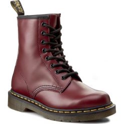 Glany DR. MARTENS - 1460 10072600 Cherry Red Smooth. Czerwone glany damskie Dr. Martens, ze skóry, bez obcasa, bez zapięcia. W wyprzedaży za 539,00 zł.