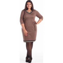 Brązowa sukienka Edyta z lampasami duże rozmiary XXL. Pomarańczowe sukienki damskie Moda Size Plus Iwanek, na co dzień, na jesień, xxl, bez wzorów, z tkaniny, klasyczne, z klasycznym kołnierzykiem, bez rękawów, proste. Za 169,00 zł.