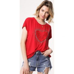 Czerwona Bluzka Rainstorms. Czerwone bluzki damskie Born2be, xl, bez wzorów, bez kołnierzyka, bez rękawów. W wyprzedaży za 39,99 zł.