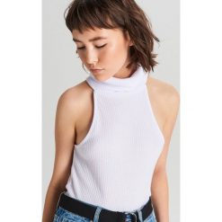 Top z półgolfem - Biały. Białe topy damskie Cropp, s, bez wzorów, bez kołnierzyka. Za 49,99 zł.