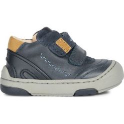 Geox buty chłopięce Jayj 24 ciemnoniebieskie. Niebieskie buty chłopięce zimowe Geox, bez zapięcia. Za 259,00 zł.