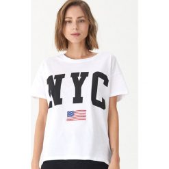 T-shirt z nadrukiem New York - Biały. Białe t-shirty damskie House, s, z nadrukiem, bez kołnierzyka. Za 39,99 zł.