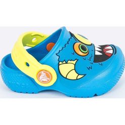 Crocs - Klapki dziecięce. Niebieskie sandały chłopięce Crocs, z gumy, z okrągłym noskiem, bez zapięcia. Za 129,90 zł.