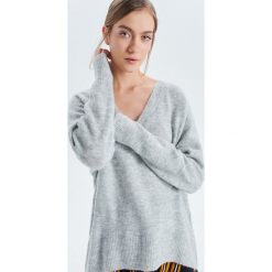 Sweter z głębokim dekoltem - Jasny szary. Szare swetry klasyczne damskie marki Cropp, s. Za 89,99 zł.