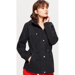 Lekka parka z kapturem - Czarny. Czarne parki damskie marki Cropp, s. W wyprzedaży za 49,99 zł.