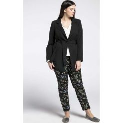 Czarna Luźna Marynarka bez Zapięcia z Wiązanym Paskiem PLUS SIZE. Czarne marynarki damskie Nommo, xl, bez wzorów, z poliesteru. Za 228,90 zł.