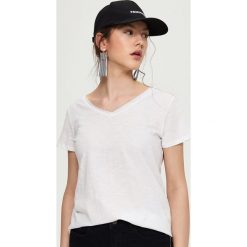 T-shirty damskie: Gładki t-shirt z dekoltem v – Biały
