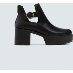 Botki na platformie z wycięciami. Szare botki damskie Pull&Bear, bez obcasa, na obcasie, bez zapięcia. Za 159,00 zł.