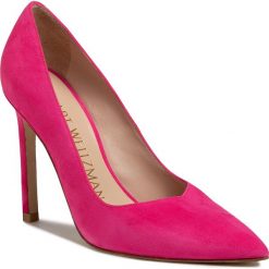 Szpilki STUART WEITZMAN - Anny 9L53261 Peonia Suede. Różowe półbuty damskie Stuart Weitzman, bez wzorów, ze skóry, bez obcasa, na obcasie, bez zapięcia. W wyprzedaży za 1049,00 zł.