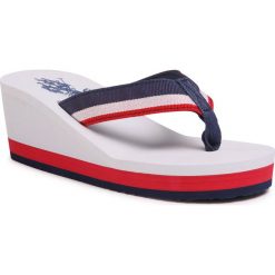 Japonki U.S. POLO ASSN. - Hera CHANY4093S0/T1 Whi/Dkbl. Niebieskie klapki damskie U.S. Polo Assn., bez wzorów, z materiału, bez obcasa, na koturnie. W wyprzedaży za 99,00 zł.