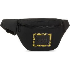 Saszetka nerka VERSACE JEANS COUTURE - E1YUBB65 71290 MGJ. Czarne nerki damskie Versace Jeans Couture, bez wzorów, z jeansu, młodzieżowe, bez dodatków. Za 429,00 zł.