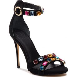 Sandały GUESS - FL5THO SUE03 BLACK. Czarne klapki damskie Guess, z aplikacjami, z zamszu, bez obcasa, na obcasie. W wyprzedaży za 589,00 zł.