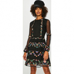 Desigual - Sukienka. Brązowe sukienki koronkowe Desigual, na co dzień, z haftami, casualowe, z okrągłym kołnierzem, mini, rozkloszowane. Za 749,90 zł.