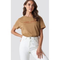 NA-KD Trend T-shirt oversize Game Over - Beige. Brązowe t-shirty damskie NA-KD Trend, z nadrukiem, z jersey, z okrągłym kołnierzem. Za 72,95 zł.